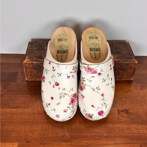 Simson White Pink Floral Clogs Size 4.5-5 Womens or 3.5 big kid size NWOT